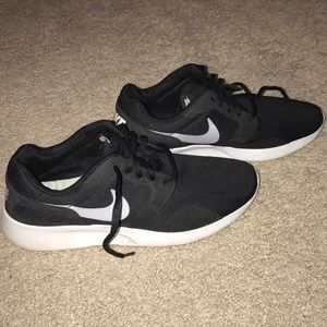 Woman’s nike shoes ! Size 8.5 great condition